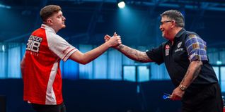 Niko Springers Sternstunde in Sindelfingen: Der 25-Jährige (links) entthront tatsächlich den Altmeister und Titelverteidiger Gary Anderson.